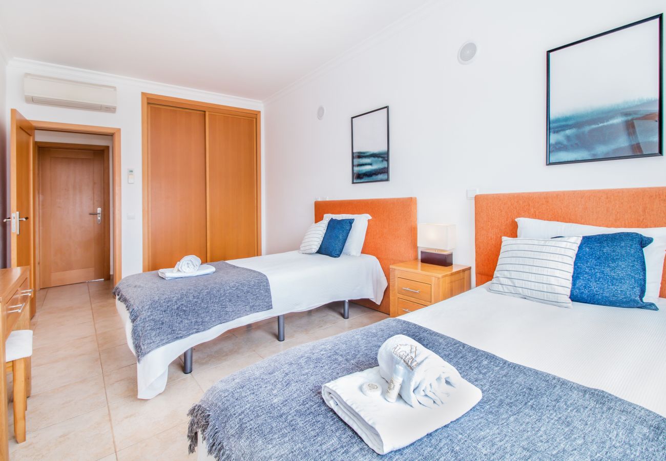 Apartamento em Lagos - Prime Location | Fully A/C | Town Centre | Pool | Garage