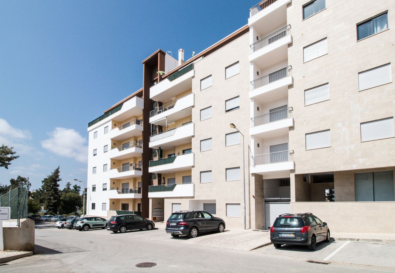 Apartamento em Lagos - Prime Location | Fully A/C | Town Centre | Pool | Garage