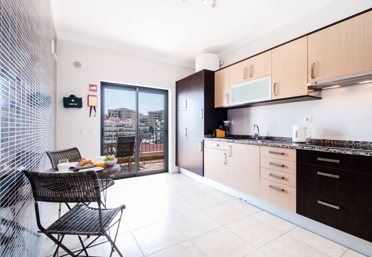 Apartamento em Lagos - Prime Location | Fully A/C | Town Centre | Pool | Garage