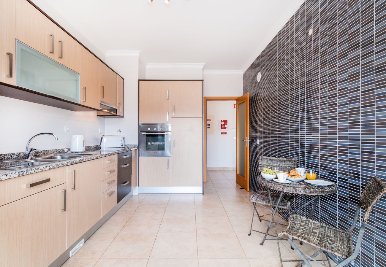Apartamento em Lagos - Prime Location | Fully A/C | Town Centre | Pool | Garage