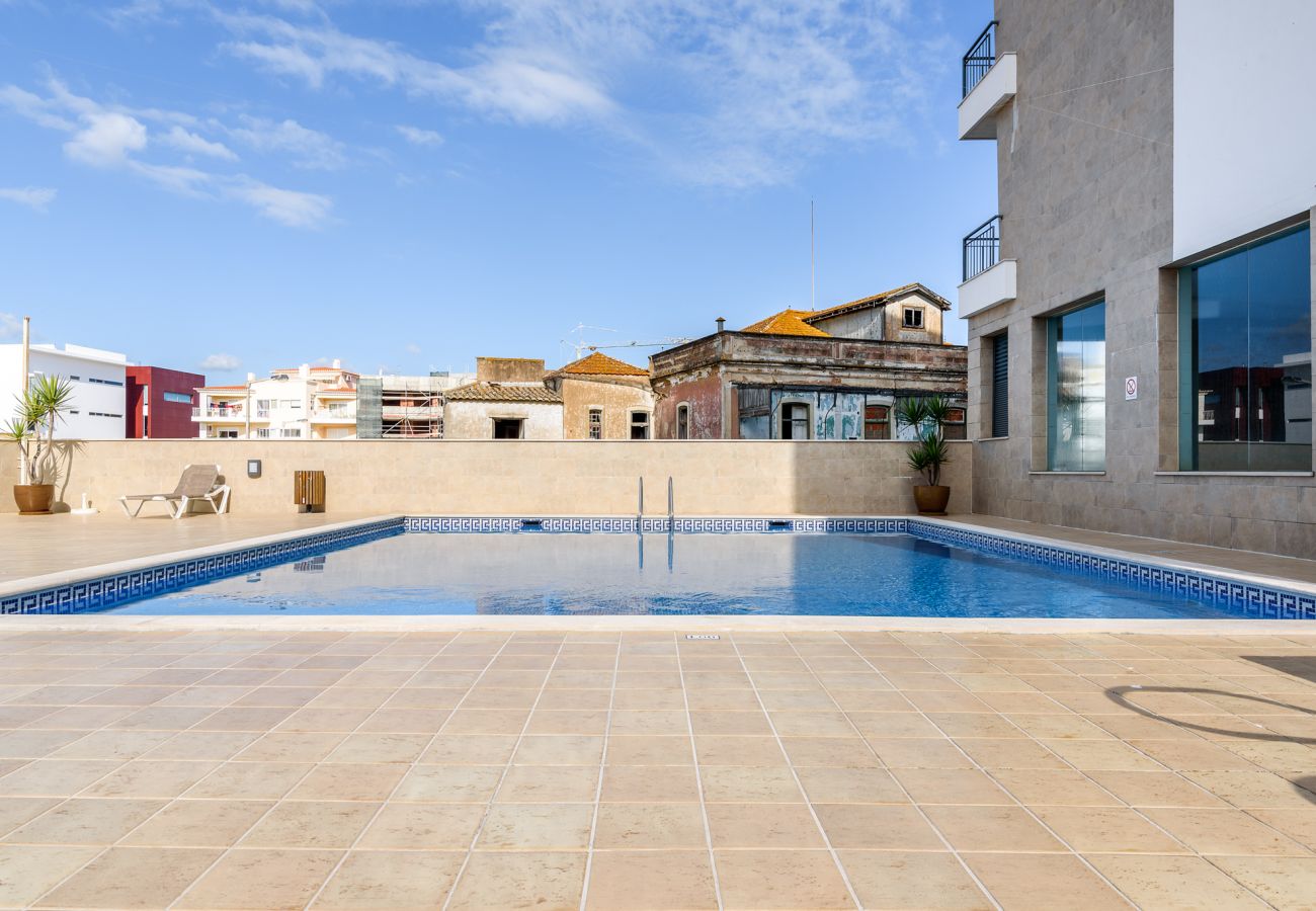 Apartamento em Lagos - Prime Location | Fully A/C | Town Centre | Pool | Garage