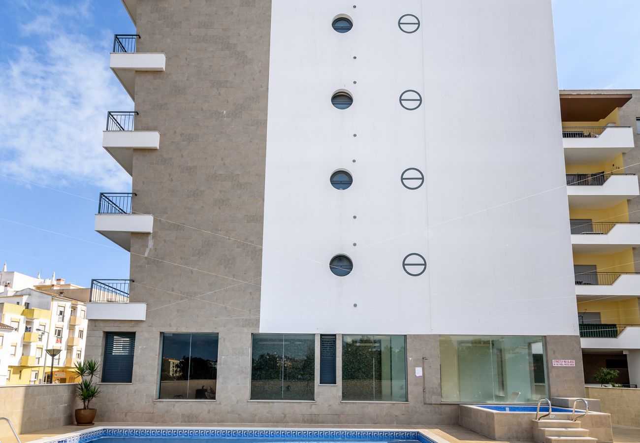 Apartamento em Lagos - Prime Location | Fully A/C | Town Centre | Pool | Garage