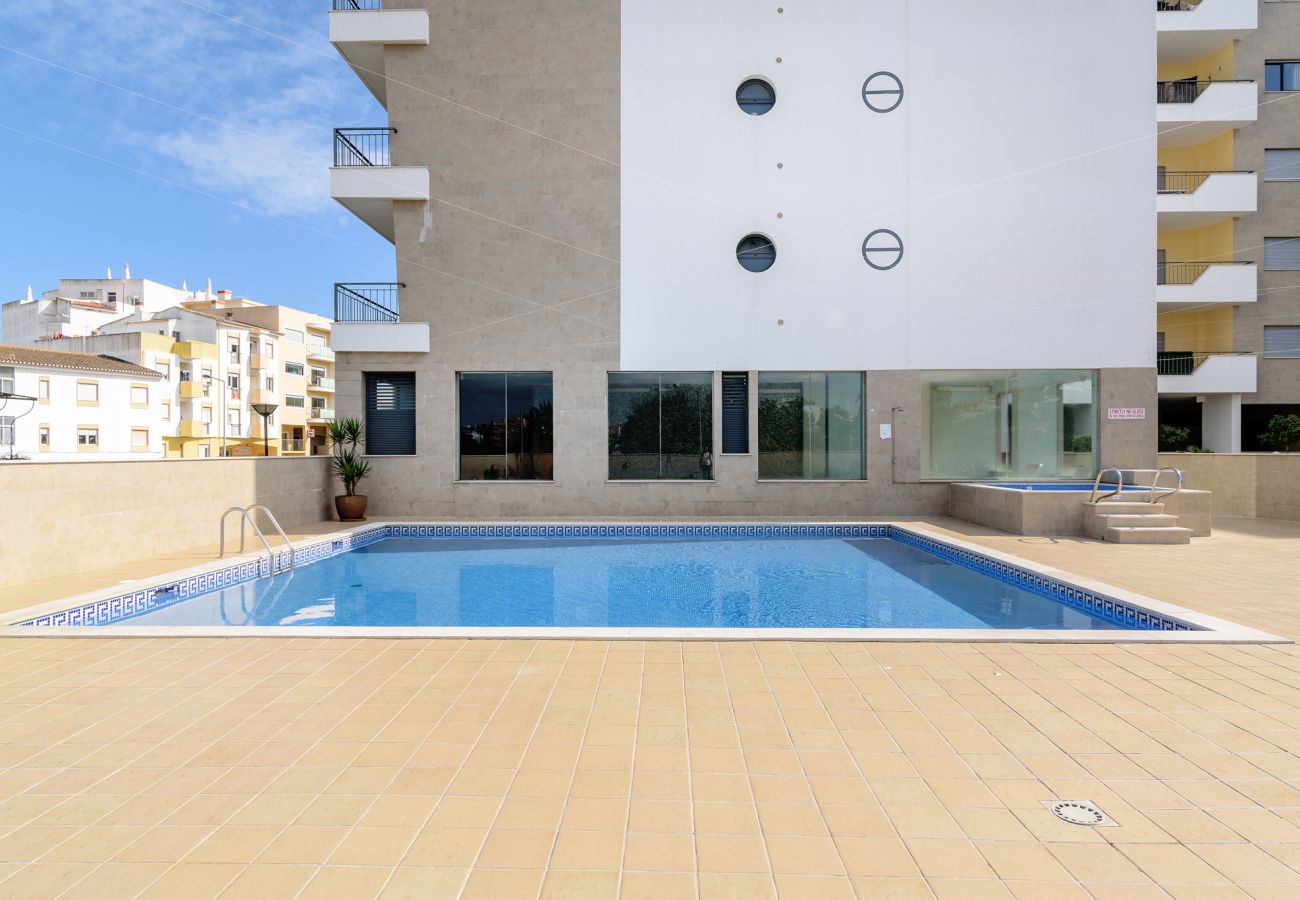 Apartamento em Lagos - Prime Location | Fully A/C | Town Centre | Pool | Garage