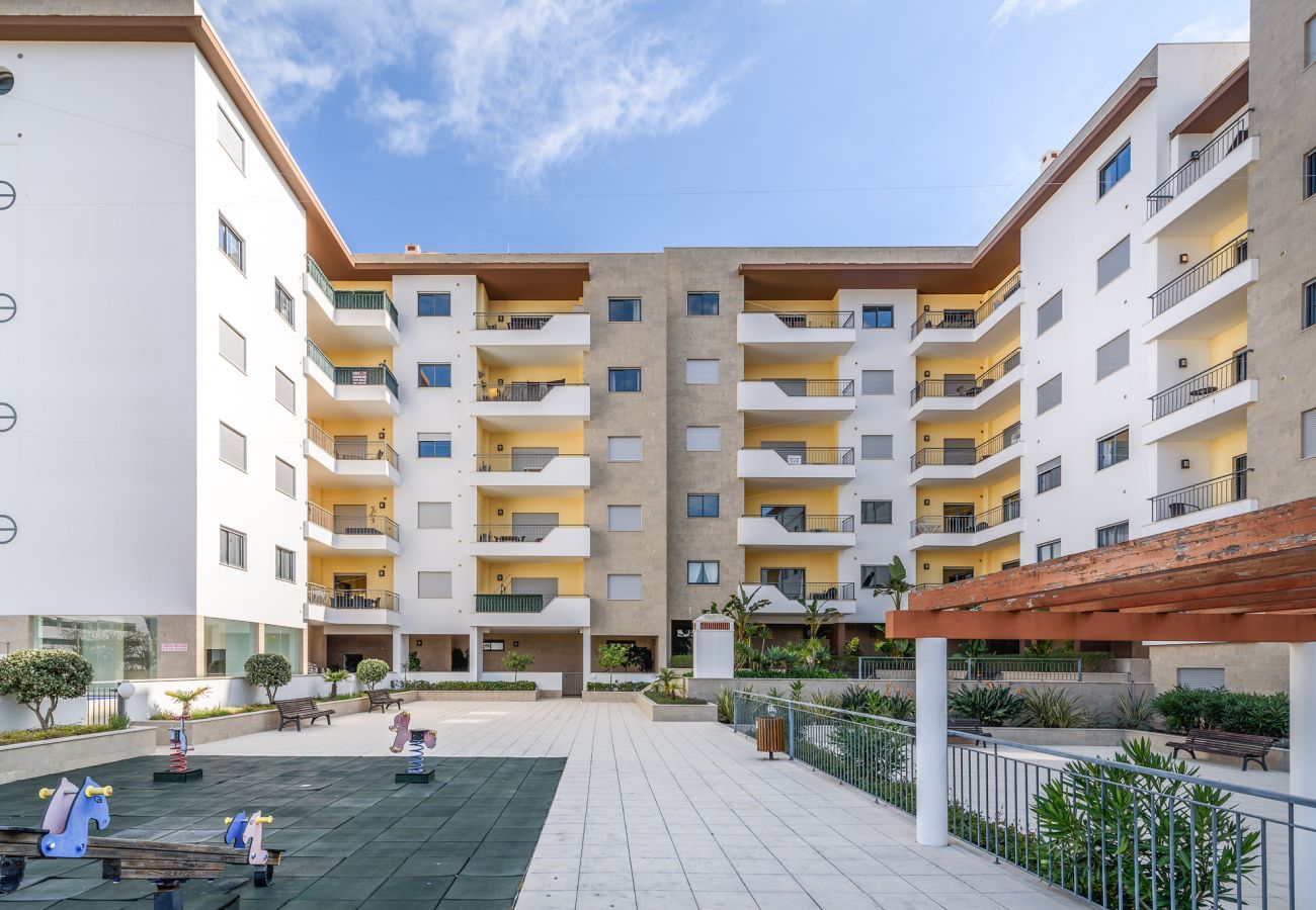 Apartamento em Lagos - Prime Location | Fully A/C | Town Centre | Pool | Garage