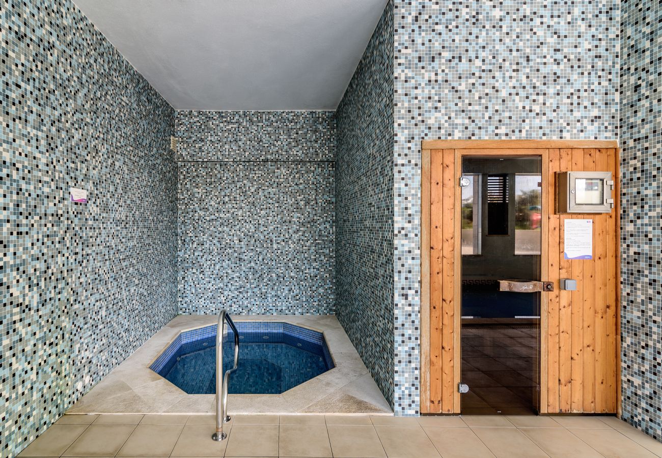 Apartamento em Lagos - Prime Location | Fully A/C | Town Centre | Pool | Garage