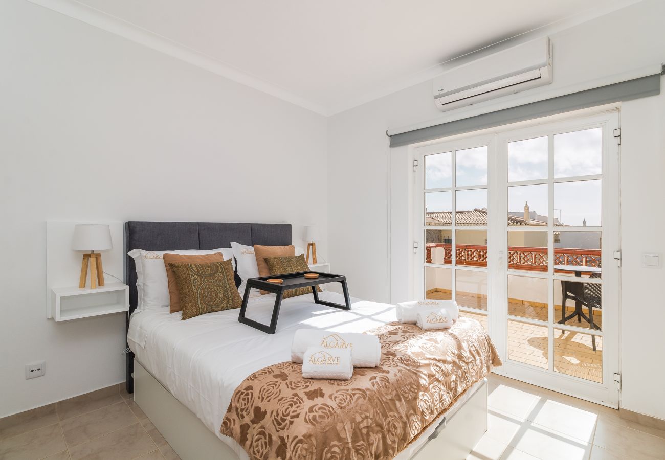 Quarto em Lagos - New Dawn's Guesthouse - Luz