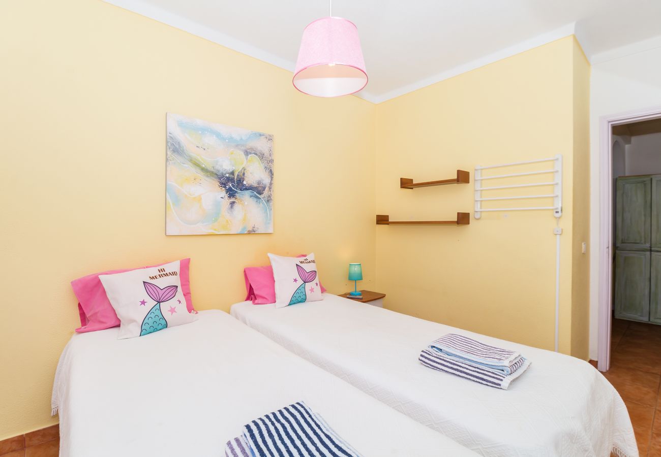 Quarto em Lagos - Passaro Azul: Yellow Bedroom