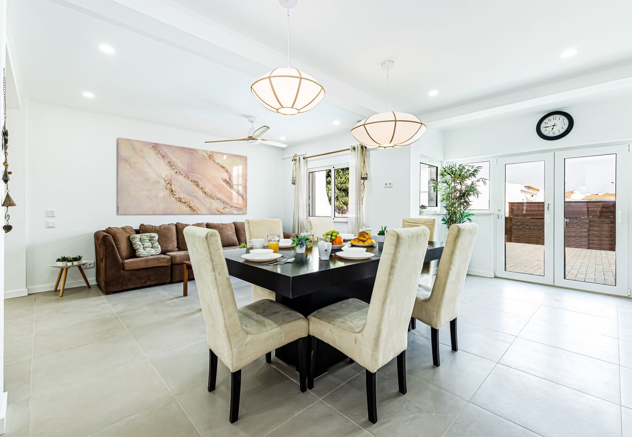 Villa em Lagos - Chilling In Lagos House | Pool | BBQ | Retreat