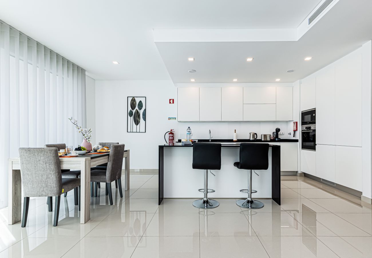 Apartamento em Lagos - Adega Deluxe |  Pool and Gym | Top Location