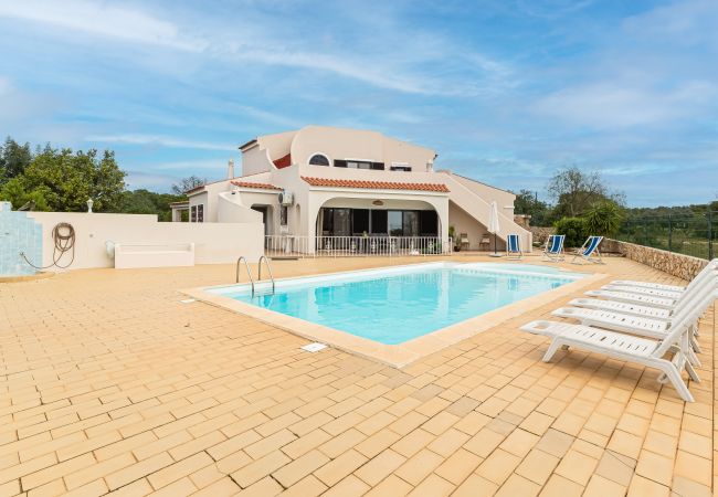 Villa/Dettached house in Porches - Casa do Vale: PET Friendly | Family, Pool & Beach
