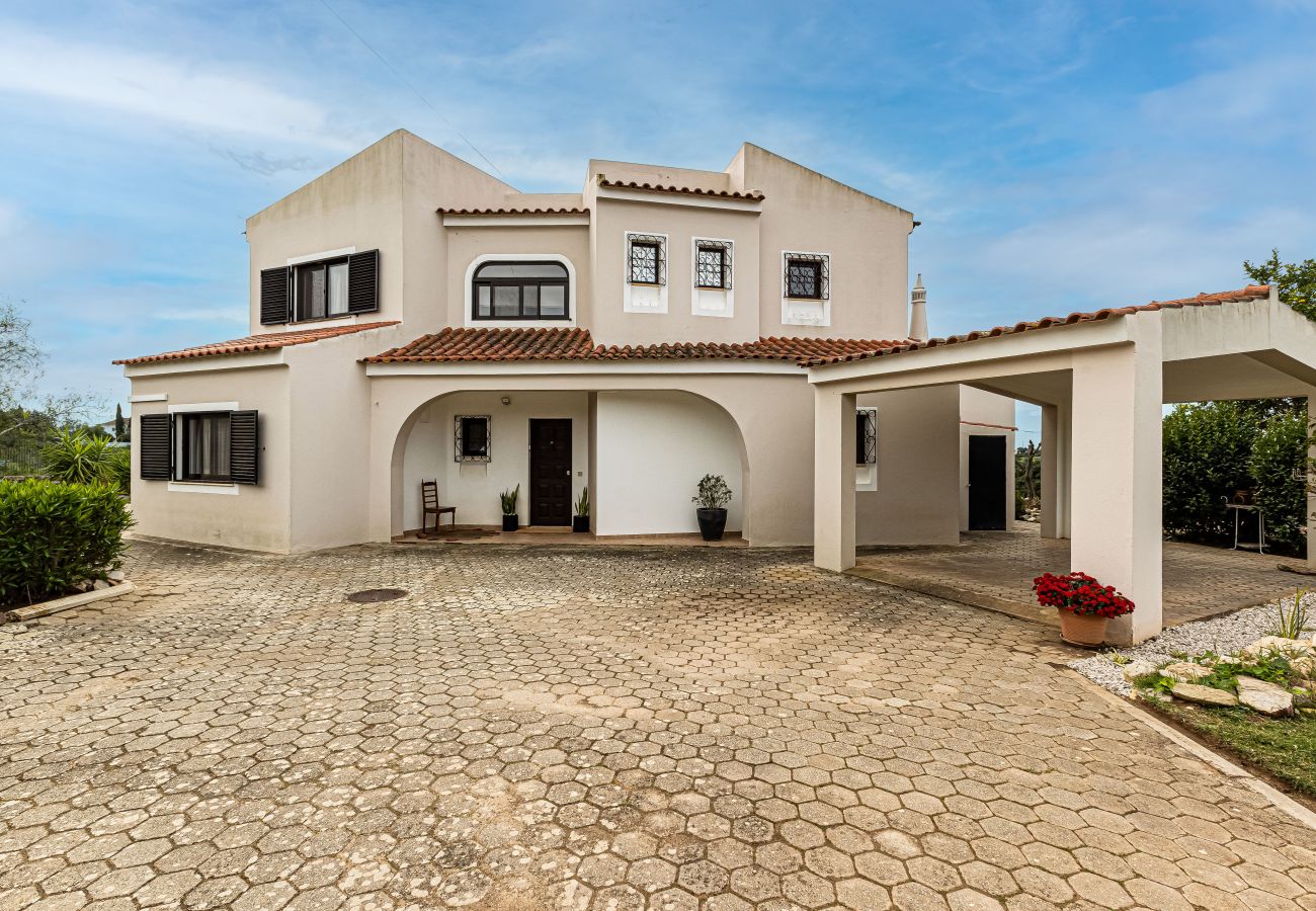 Villa in Porches - Casa do Vale: PET Friendly | Family, Pool & Beach