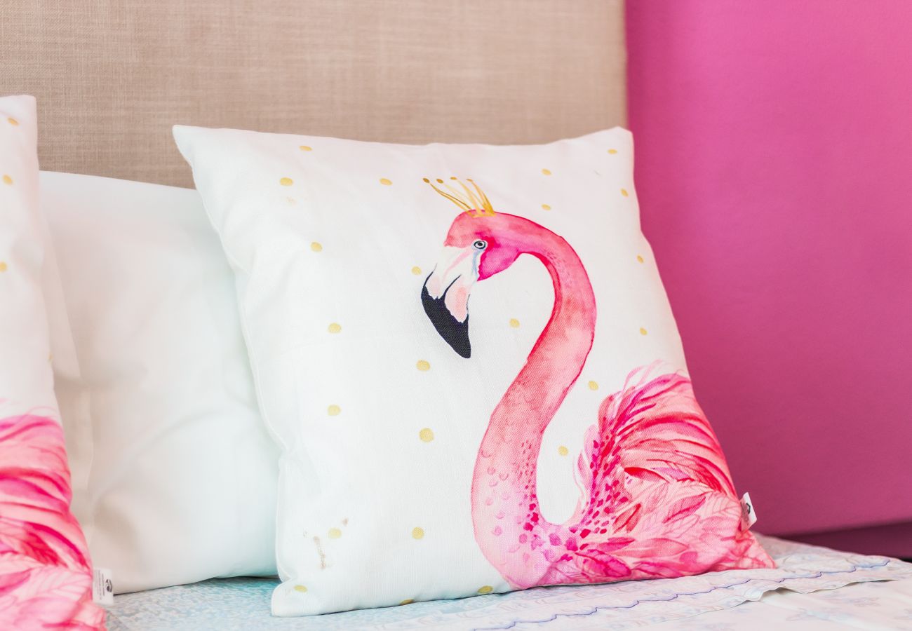 Rent by room in Lagos - Passaro Azul: Rose Bedroom