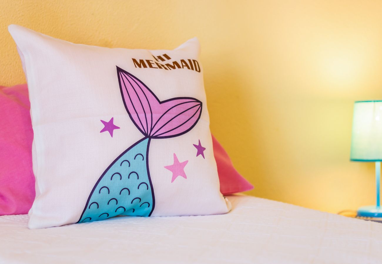 Rent by room in Lagos - Passaro Azul: Yellow Bedroom