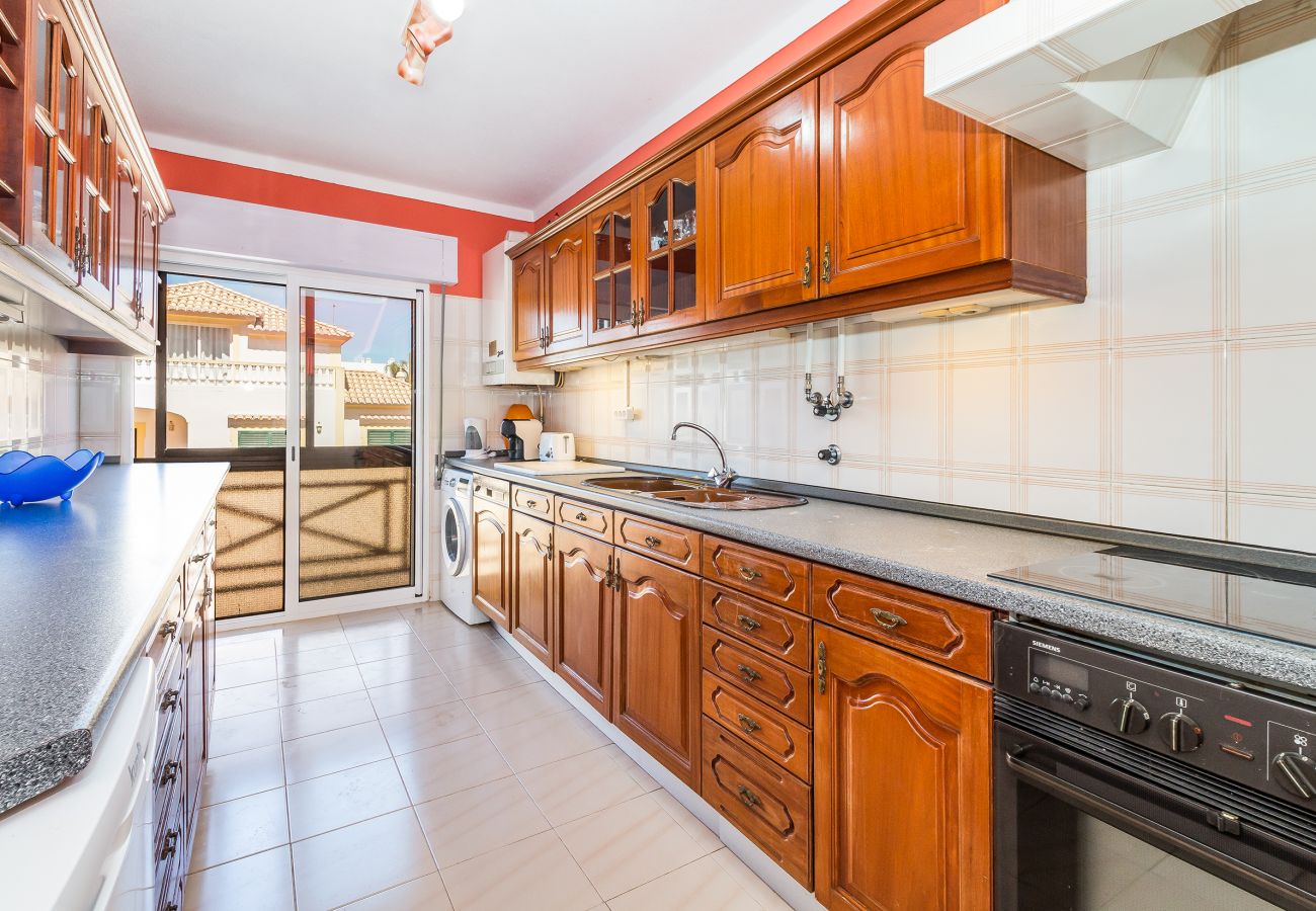 Rent by room in Lagos - Passaro Azul: Yellow Bedroom