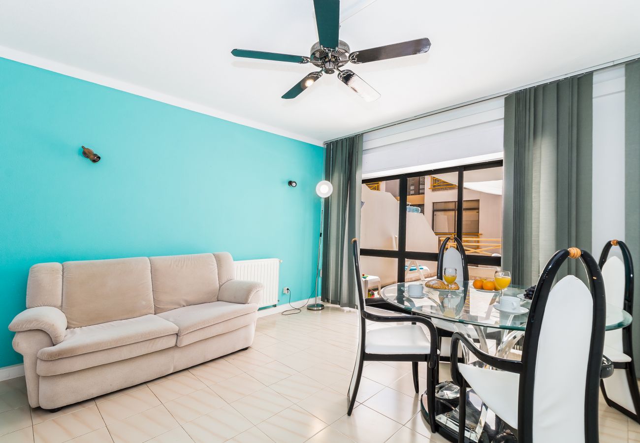 Rent by room in Lagos - Passaro Azul: Yellow Bedroom