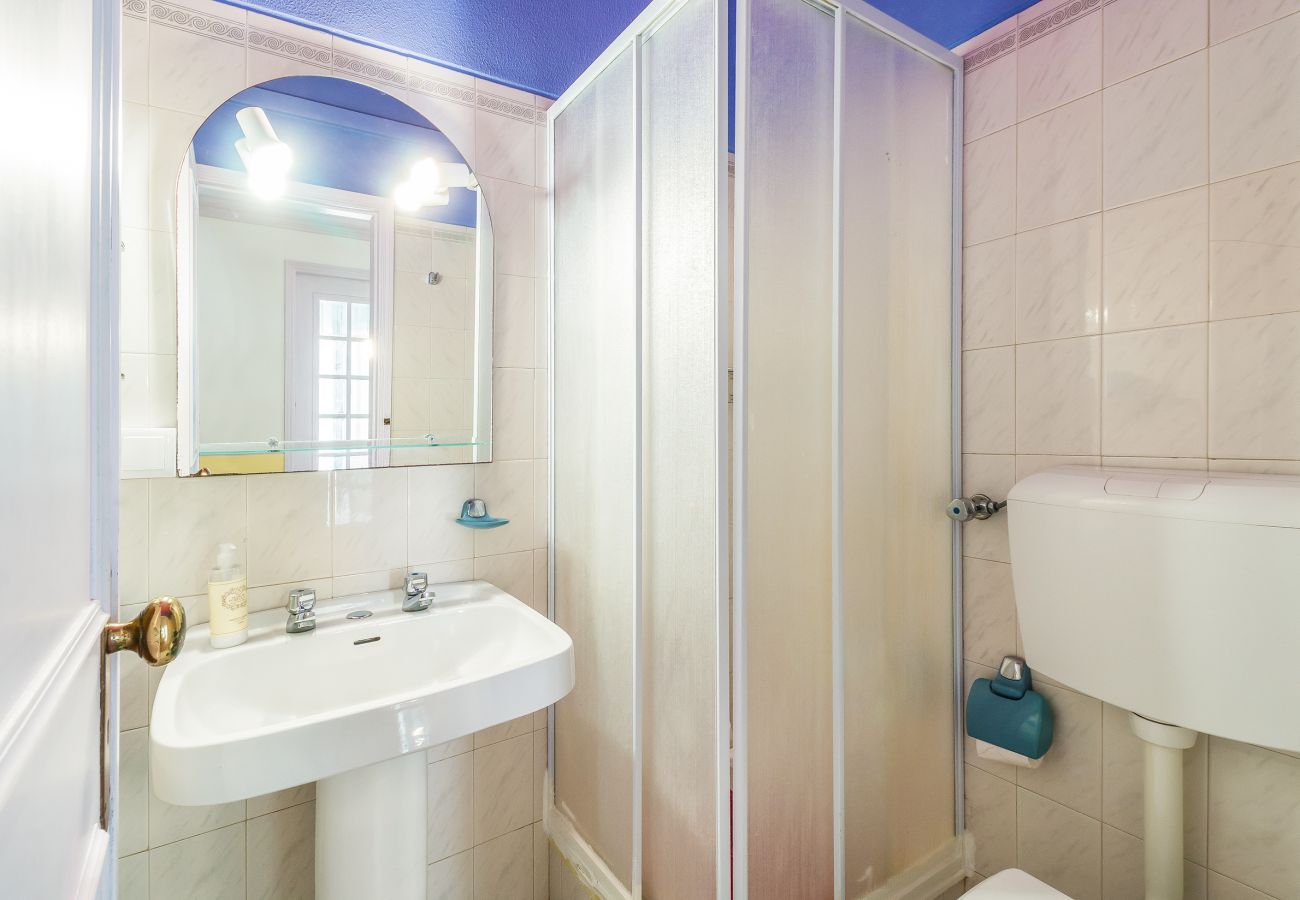 Rent by room in Lagos - Passaro Azul: Yellow Bedroom
