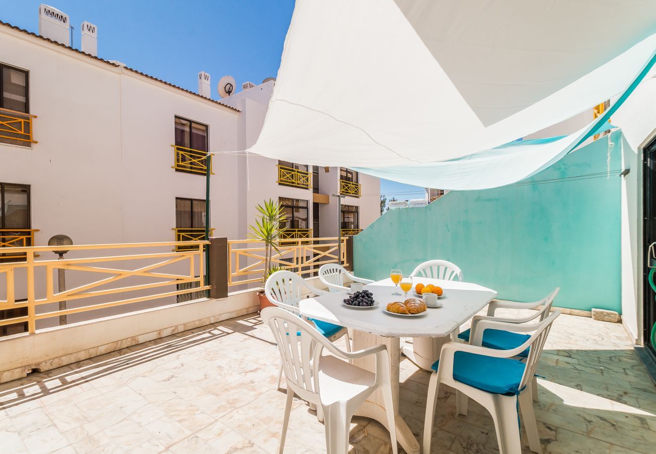 Rent by room in Lagos - Passaro Azul: Yellow Bedroom