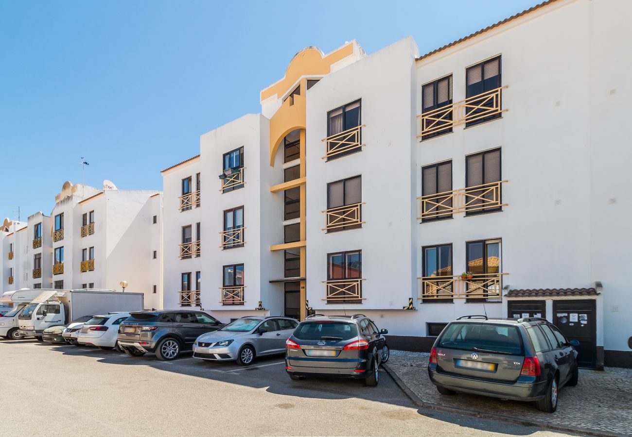 Rent by room in Lagos - Passaro Azul: Yellow Bedroom