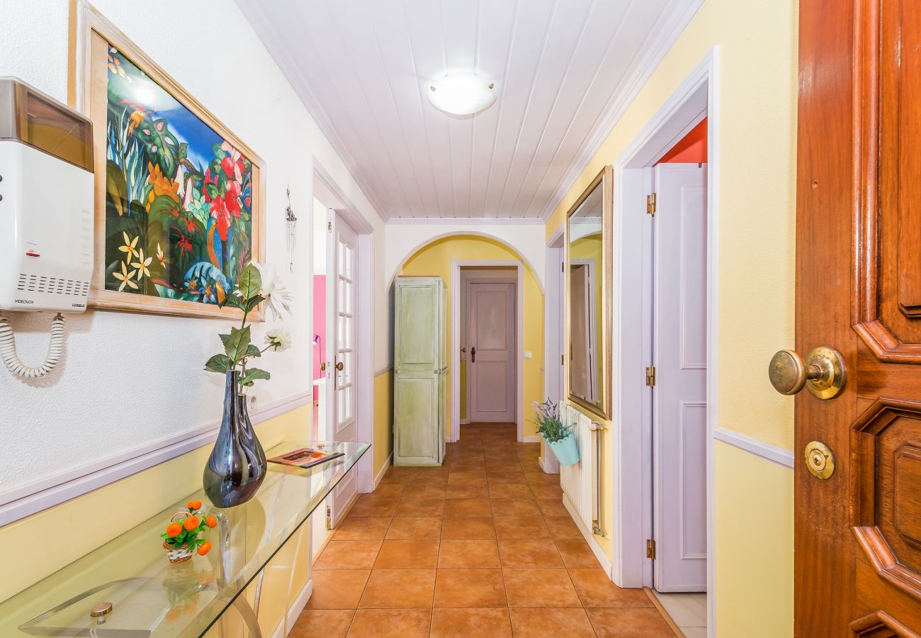 Rent by room in Lagos - Passaro Azul: Yellow Bedroom