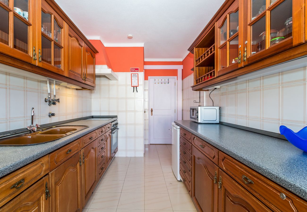 Rent by room in Lagos - Passaro Azul: Yellow Bedroom