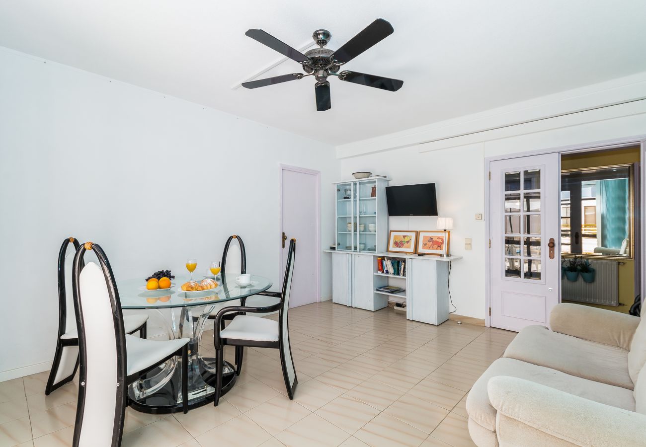 Rent by room in Lagos - Passaro Azul: Yellow Bedroom