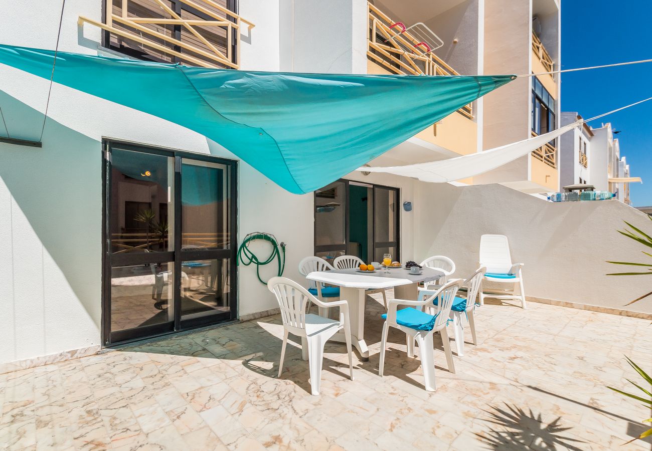 Rent by room in Lagos - Passaro Azul: Yellow Bedroom